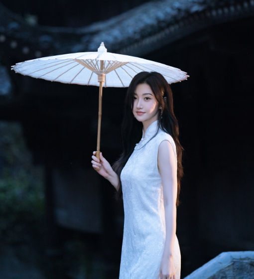 跃入画卷的故事之中，掀开一份浪漫与欣喜