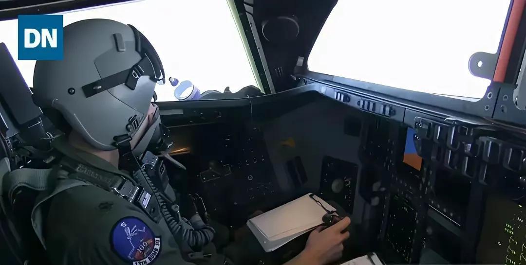 ，今天我要给大家介绍一款堪称空中幽灵的神秘武器——美国的B - 2轰炸机。它就像
