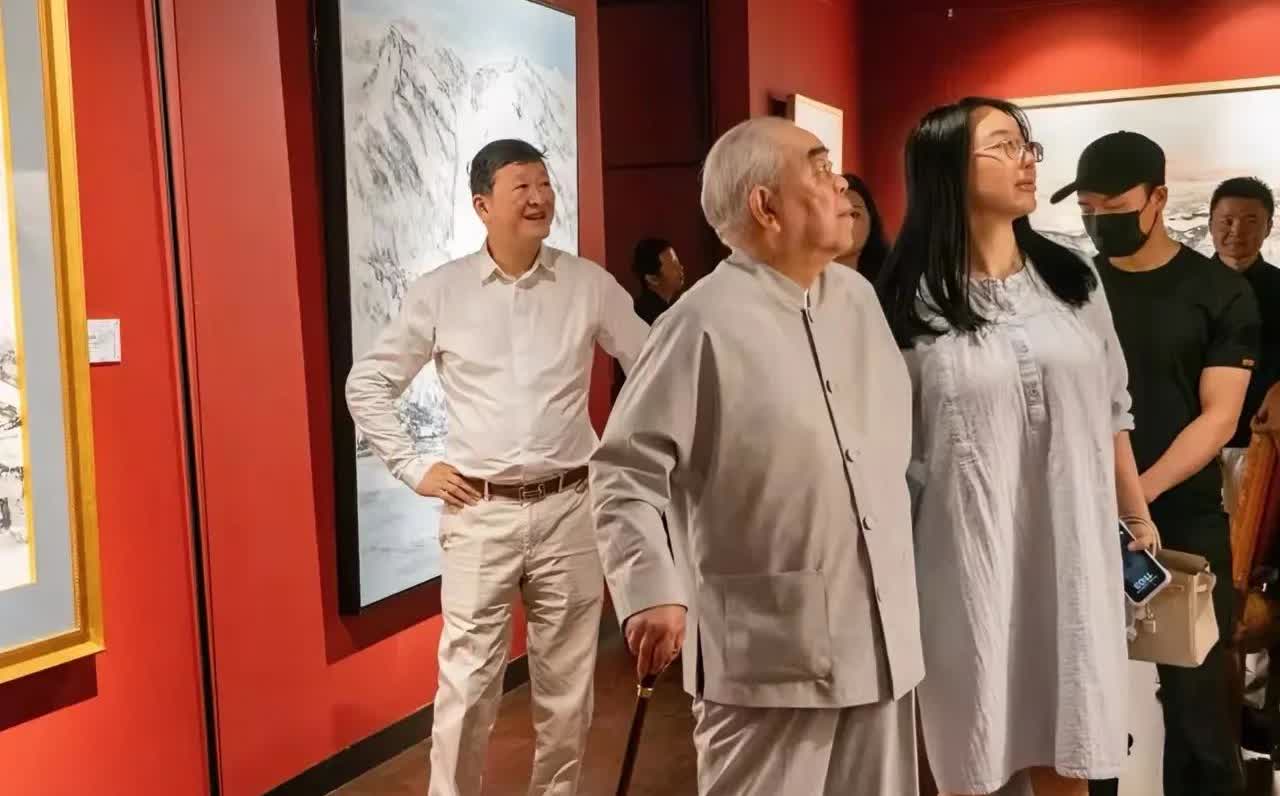 范曾事件终于真相大白了
​不是什么失踪，也不是嗝屁了，而是范氏家产大战！

