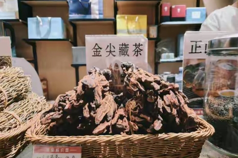 江苏，男子路过服务区一家茶叶店时，听见门口有俩人说‘金尖藏茶’功效很不错，还和店