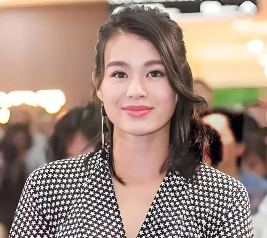 你以为胡杏儿真的不知道他老公的事？
只是装不知道而已。

看看胡杏儿天天晒