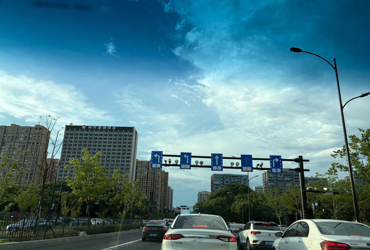 路上遇到加塞的车，你会让吗？
我都是让的，哪怕有些人强制加塞，都是能让则让。
网
