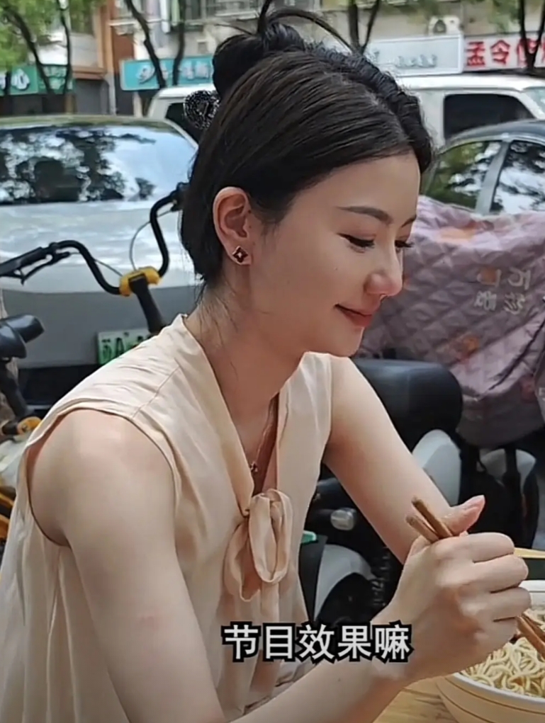 这下好了，评论区好多网友，都惦记起“猴哥”前妻了，从这女的状态来看，身材还是那么