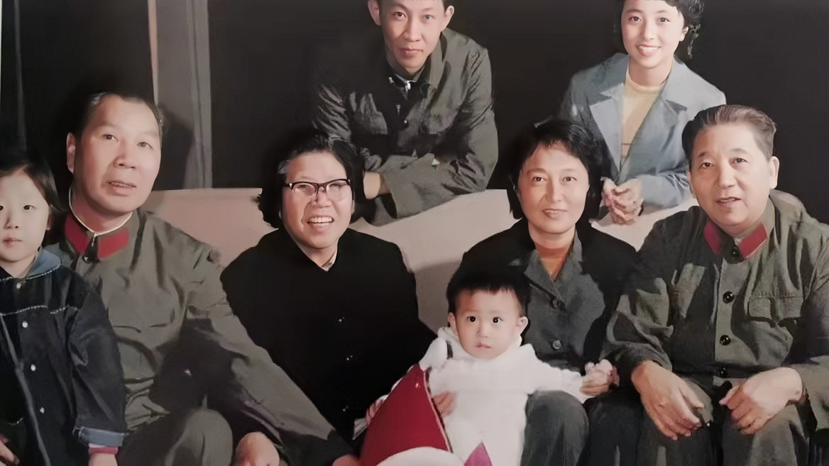 两个红色家庭，两位北京军区司令员成了儿女亲家。

