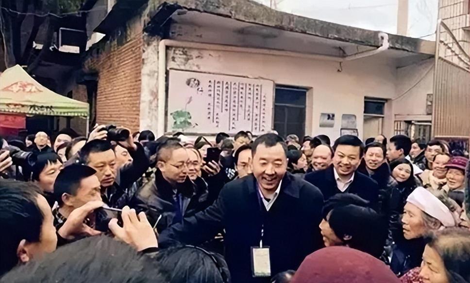 清华出身的“前反腐书记”陈行甲，升迁时裸辞，他曾毫不避讳地说：“我的前任县委女书