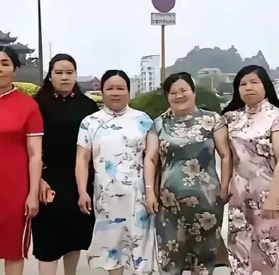 图中的几位美女大妈，想必认为自己能挤进去就是美！