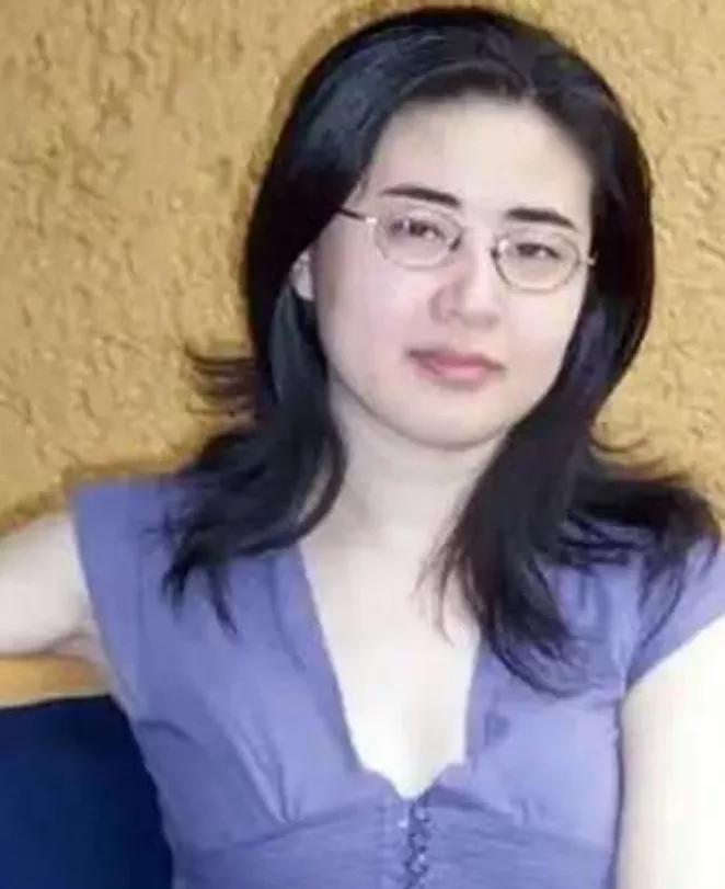 1999年，28岁的北大才女田晓菲嫁给53岁美国导师，父母气得咬牙切齿，但田晓菲