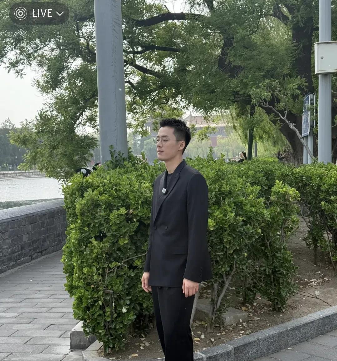 东方甄选主播顿顿离职
顿顿这事儿闹得挺大，离职宣言像颗深水炸弹，把“职场如戏”、