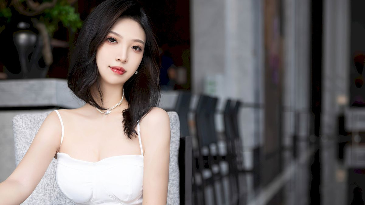 郑颖姗Bev白色上衣搭配淡灰色短裙性感写真