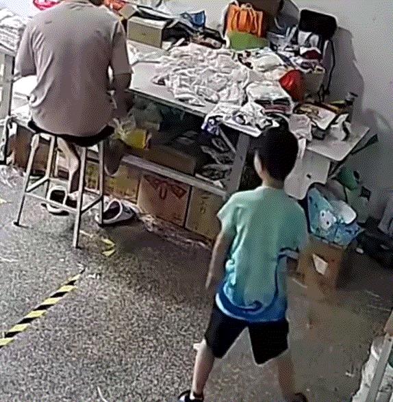 感动了。父亲节当天，爸爸正在忙手里头的活，结果这儿子突然跑到爸爸面前，叫了声“爸