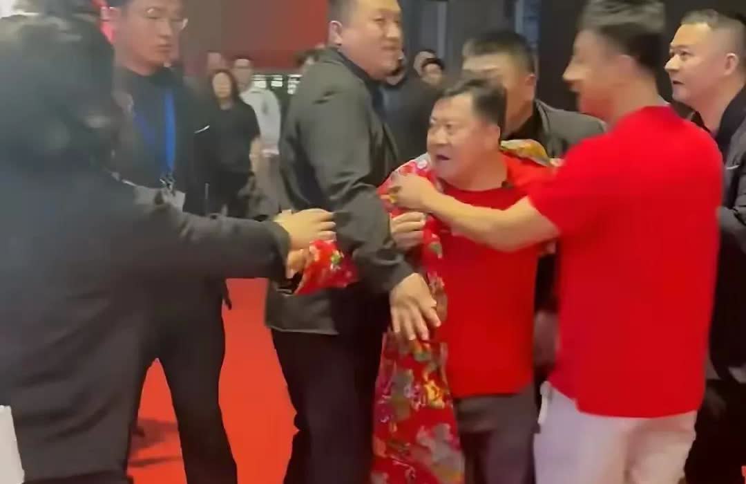卤鹅哥蹭流量   过犹不及
靠“蹭”甲亢哥流量走红的卤鹅哥，2025年4月23