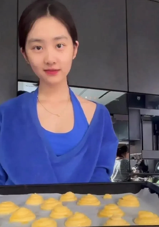 星二代间的“较量”又有新动态啦！贾静雯的闺女梧桐妹和黄多多同是19岁，可风格却大