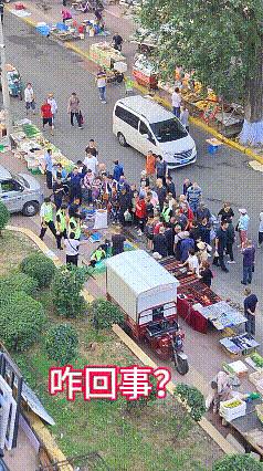 咋回事？
早市儿一群人在看热闹，一个人躺在摊位上……
摊主是一男一女，不知何故，