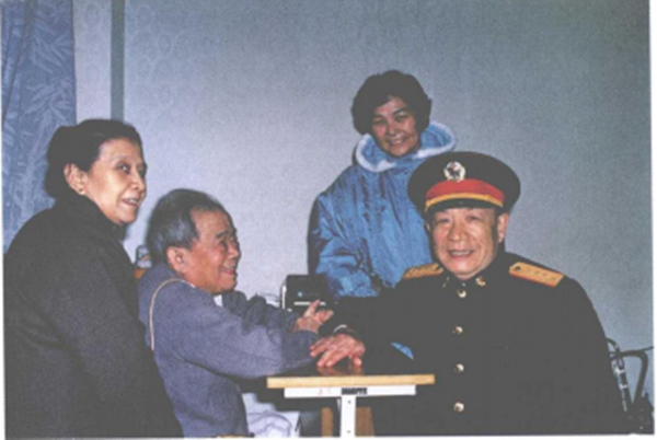迟浩田夫妇看望聂凤智夫妇。
解放战争时期，聂凤智担任第27军军长，迟浩田是他的老