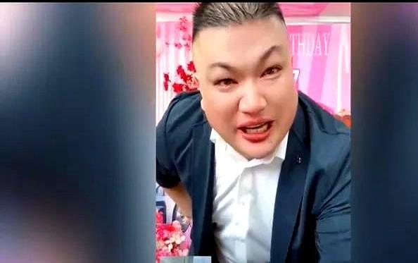 这是李超于直播间和远方的女儿进行连麦的视频。
只见满脸横肉的他，采用自虐的方式来