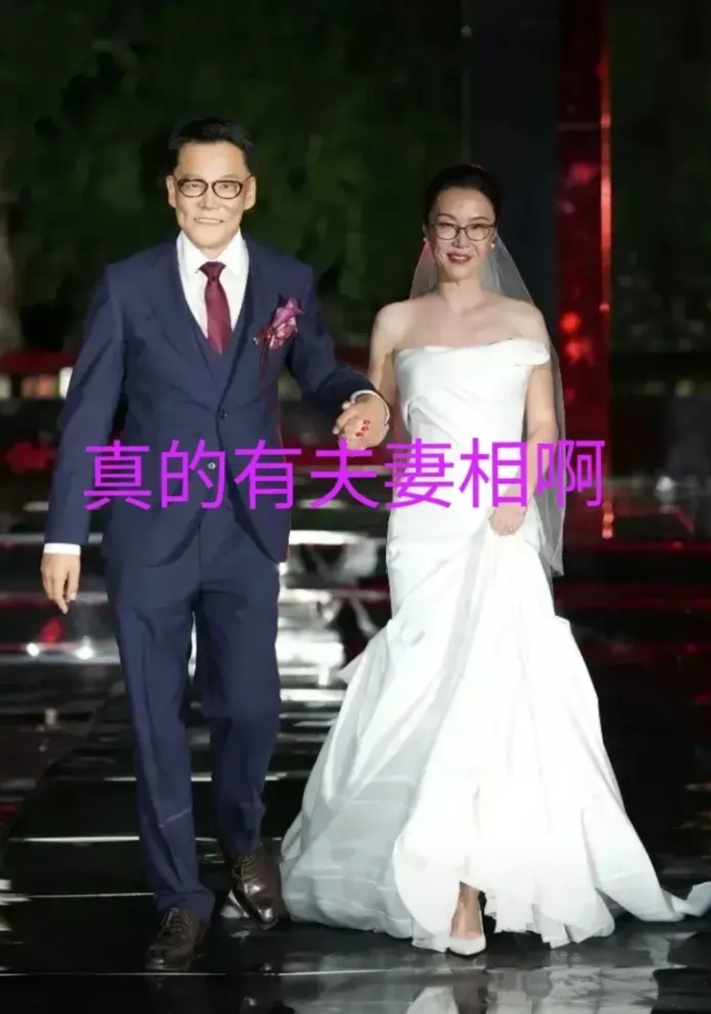 看下当当网李国庆先生新婚的这张照片，
你会发现真的有夫妻相哦，
黑框眼镜下的两人