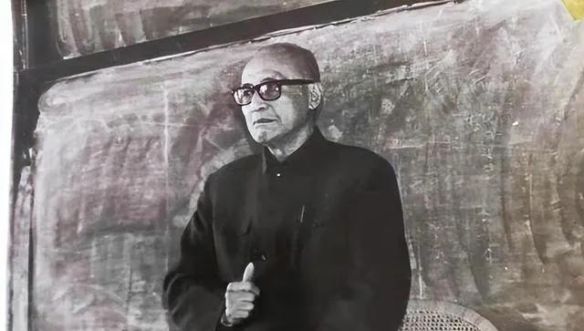 1968年，复旦教授朱东润被批斗，68岁妻子不堪折磨悬梁自尽。朱东润抱着妻子悲痛