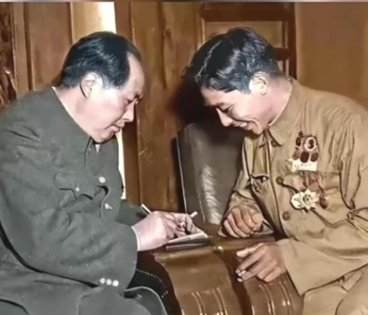 #分享一张经典老照片#
1951年，毛主席接见立过一等功的一名志愿军，当看到他的