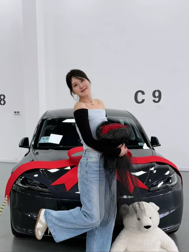 提车日！和闺蜜把快乐拍成纪念册
提车那天的阳光都像开了滤镜，我攥着钥匙的手都在微