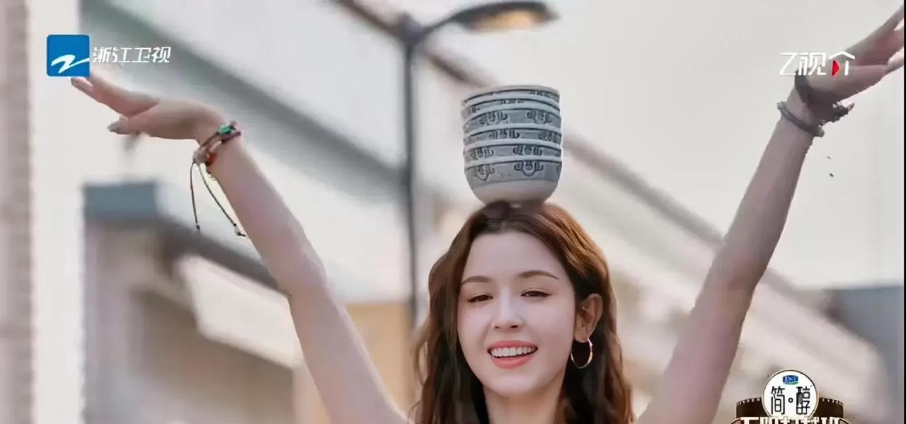 《无限超越班》新老艺员才艺battle超燃！哈妮克孜放大招，上演绝美顶碗舞——旋
