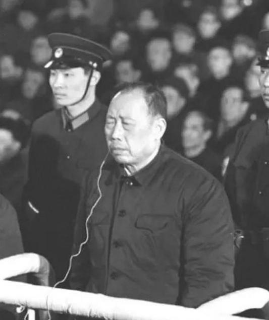 九一三后，被关押的李作鹏一直闹着要吃肉，毛主席听说后意味深长回了三句话！
197