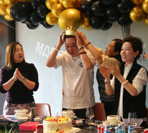 1月27日，阴历腊月初七，是著名相声演员于谦56周岁的生日！一群好朋友为他庆祝生