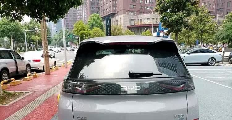 海狮05 EV，长4.52米、宽1.86米、高1.63米，和王朝网目前的元系列相