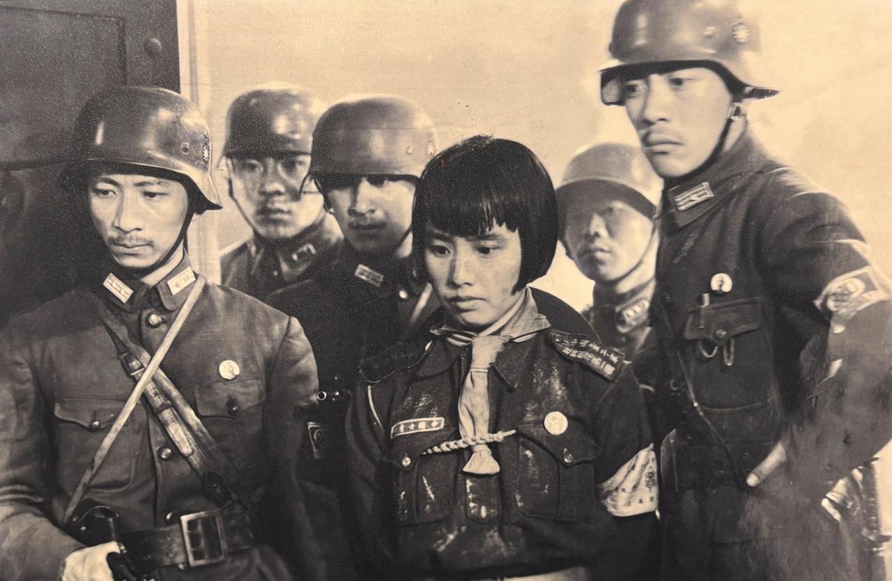 1938年电影《八百壮士》剧照，左起袁牧之饰演的谢晋元团长、陈波儿饰演的女童子军