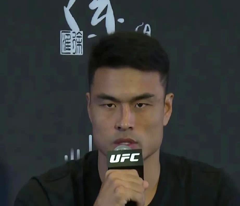 银行卡里只剩三位数。

这是UFC名将张名扬，输掉一场比赛后的处境。

