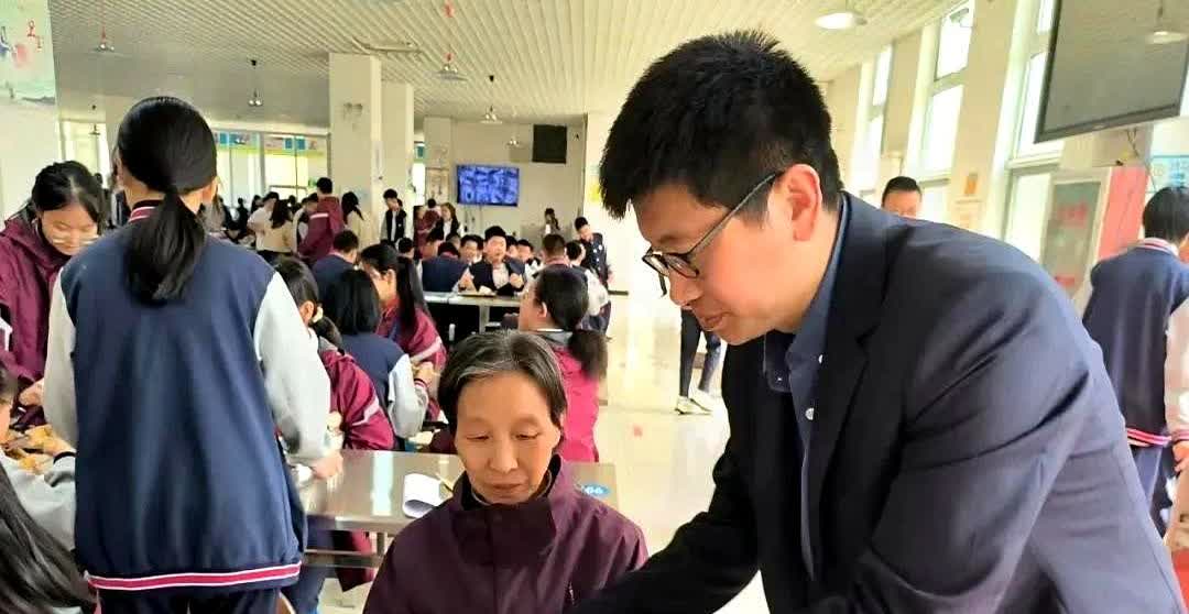 山东45岁老师带71岁“失智”母亲上课，让母亲擦地，谁料，学生家长知道后，竟将老