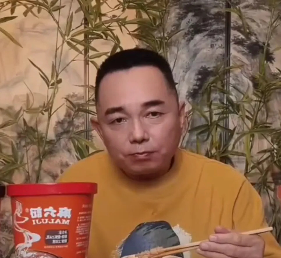 李厚霖卖酸辣粉引热议











李厚霖居然沦落到卖麻六记酸辣粉了？不