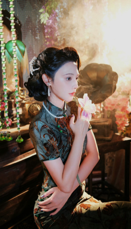  谁能拒绝彭小苒的旗袍造型！贴身剪裁勾勒窈窕身姿，曲线曼妙尽显风情，一颦一笑皆是