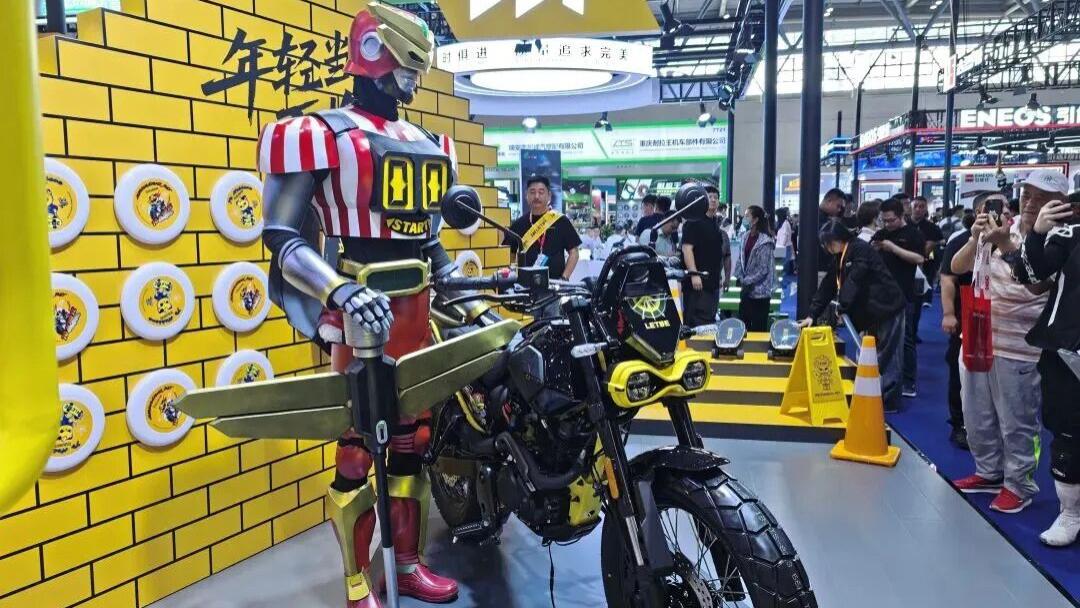 摩博会丨猎变“机械宠物”组团亮相，新成员400cc踏板首次露脸