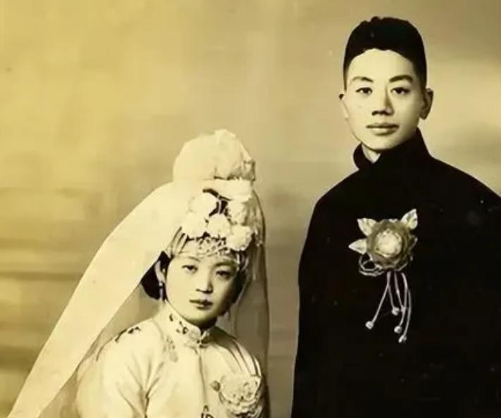 1980年清明前夕的湖南益阳，七十二岁的周扬攥着青竹伞骨站在山道转折处，离前妻吴