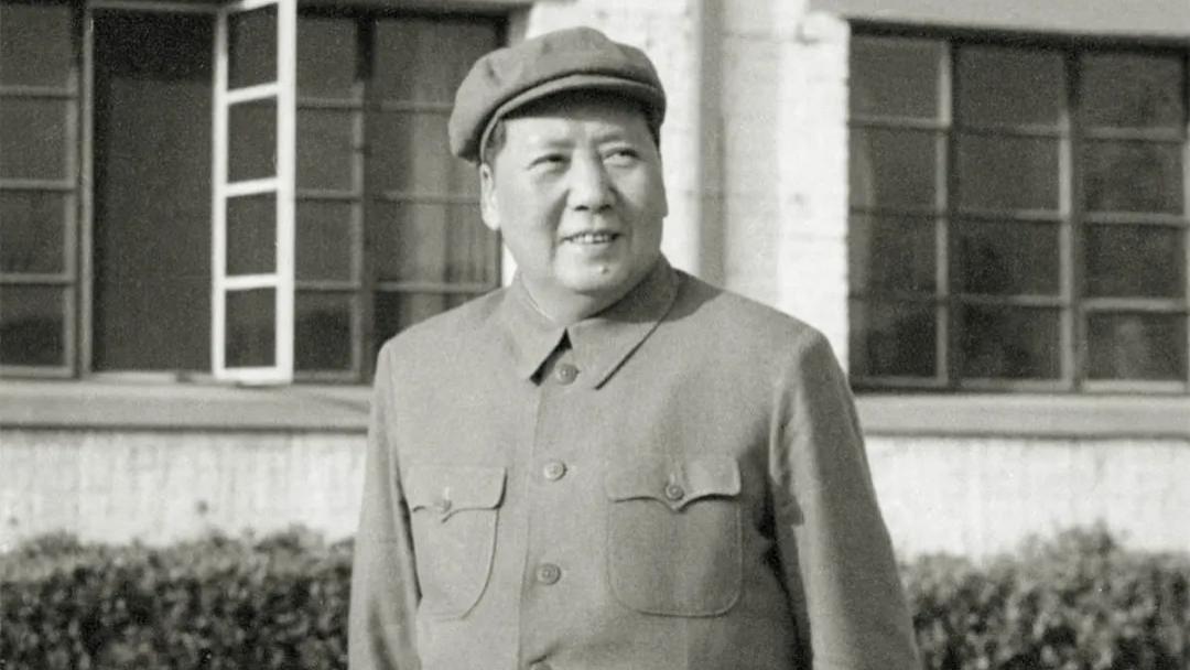 1959年毛泽东对国民党战犯实行特赦，给部分右派分子摘帽，坚持“党外不要搞运动”