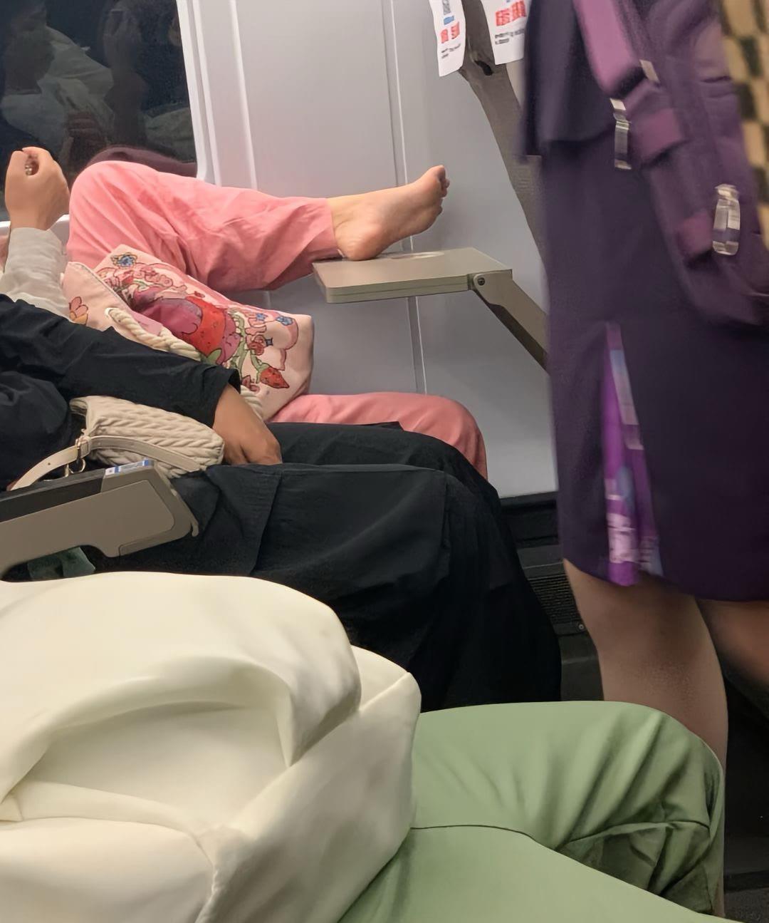 都说火车上会遇到奇葩，这次遇到了，离这么远不好意思说，不说气味飘过来了。#火车上