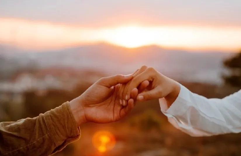 一位性学专家说：
“婚姻的本质，就是两个人一起睡，一起吃，一起聊，两个人共守烟火