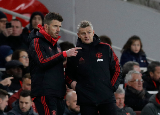 罗马诺：卡里克在曼联临时主帅竞争中领先索尔斯克亚，并已准备好接手！

曼联与卡里