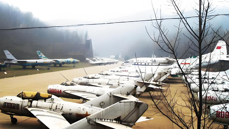 日本卫星偷拍到中国机场：密密麻麻的战机，疑惑道：咋有这么多？