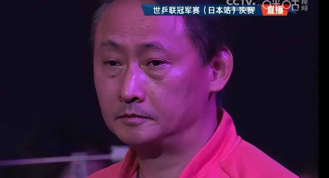 奉劝大家一句，
千万不要被张本智和的日本球衣骗了。
他掀起球衣蒙头庆祝的张扬