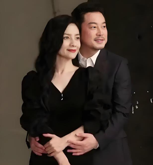 #14岁安吉这么帅了# 胡可带着14岁的大儿子安吉和二儿子小鱼儿外出旅游，网友称