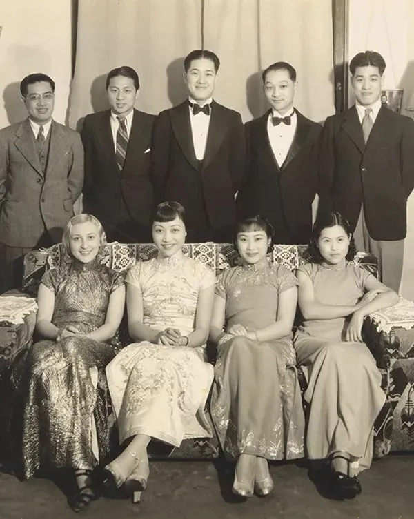 1942年，上海失陷后，胡蝶与丈夫潘有声逃难到香港，继续电影事业。

香港沦陷后
