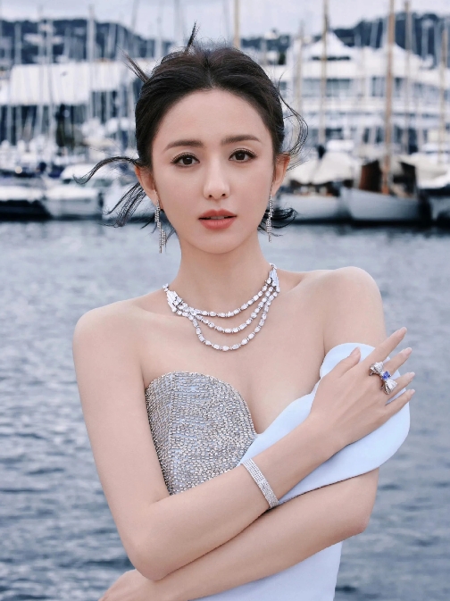 佟丽娅好敢说。
她说她演戏上最大的烦恼就是逃不开美的标签。
她一直很想打破大众对