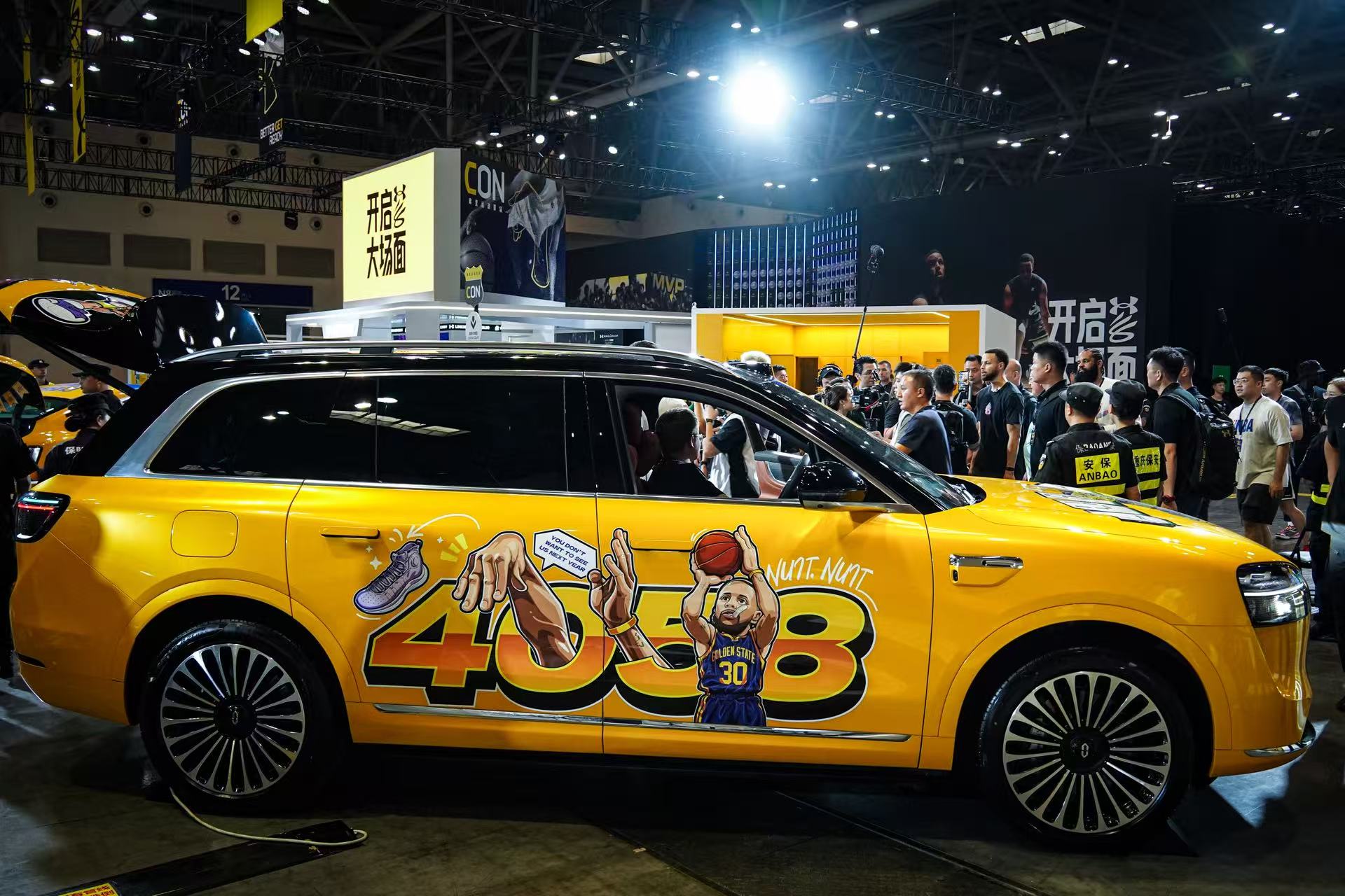 【问界M9改成“库里战车”，大家觉得如何？】日前，“2025库里中国行”活动在重