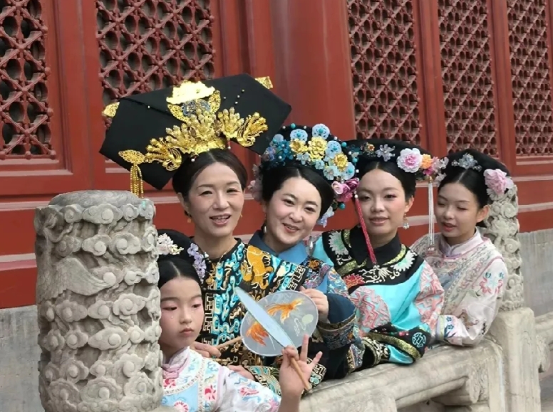 许健华，
妥妥的正宫娘娘，
老谢后悔了吧？郑琴哪有浩男妈妈好？

没有想到，浩男