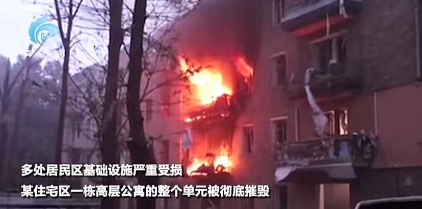基辅又让炸惨了，一栋公寓被炸毁，抢救人员在废墟上尽最大能力救人。感觉乌克兰防空力