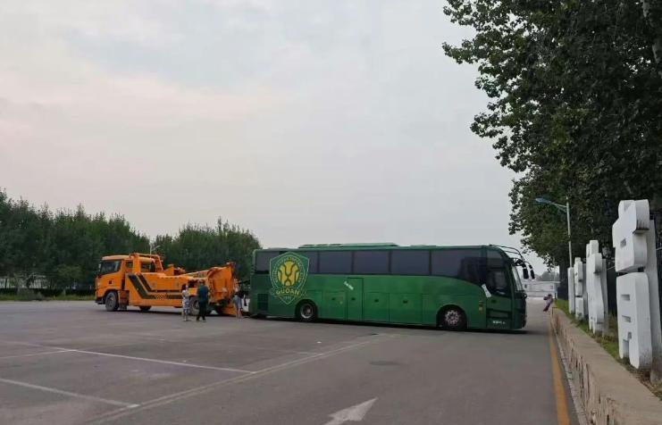 这是搞什么？
今天网上一直都在传一张图，北京国安的俱乐部大巴车被贴上封条拖走了.
