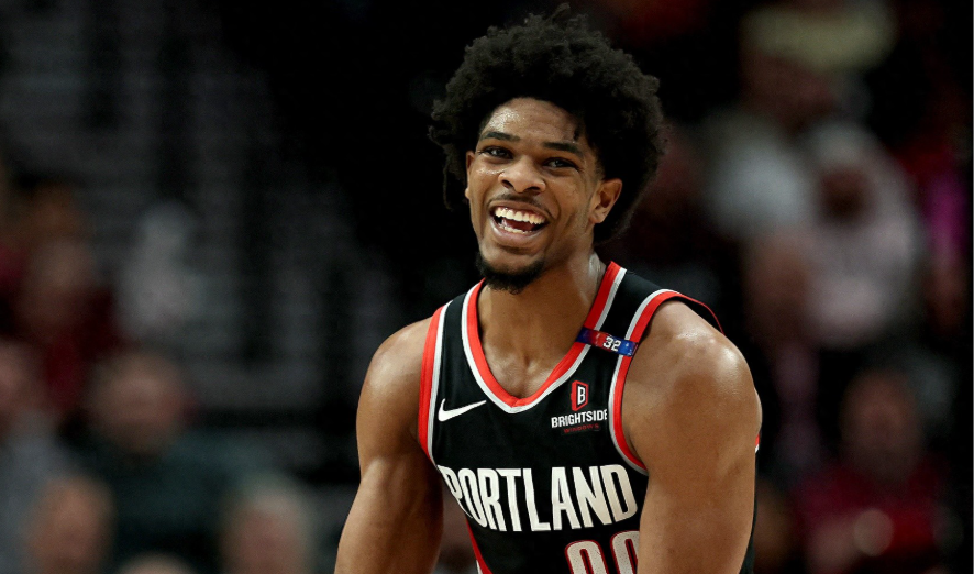 开拓者亨德森尴尬了！

利拉德重返开拓者后，更衣室位置就在亨德森旁边，开拓者在2