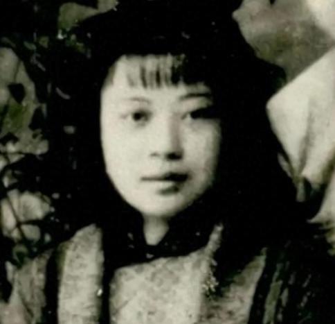 1945年，日军轮奸了黄美英，紧接着在她的下身灌入辣椒水，割去了她的双眼和双乳。