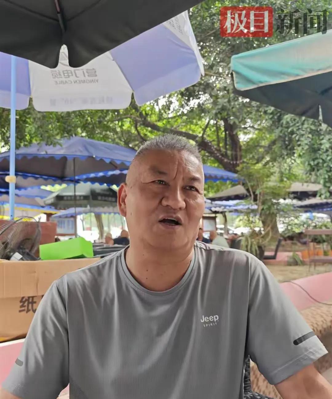“高考钉子户”梁实昨天拿到了自己参加第29次高考的准考证，明天58岁的梁实又将踏